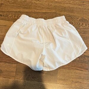 Lululemon Hotty Hot Shorts Size 2 4’ Inseam
